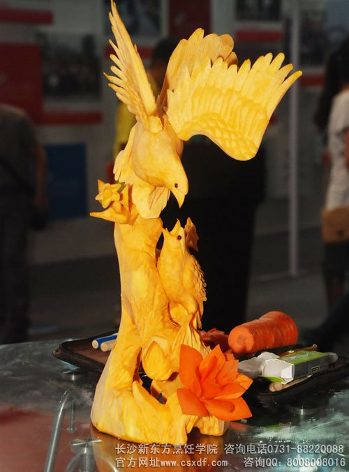 长沙新东方烹饪学院为教博会献上雕刻作品